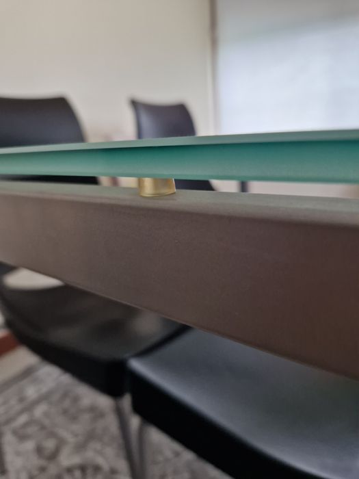 Mesa   e 4  cadeiras com tampo de vidro de 1cm