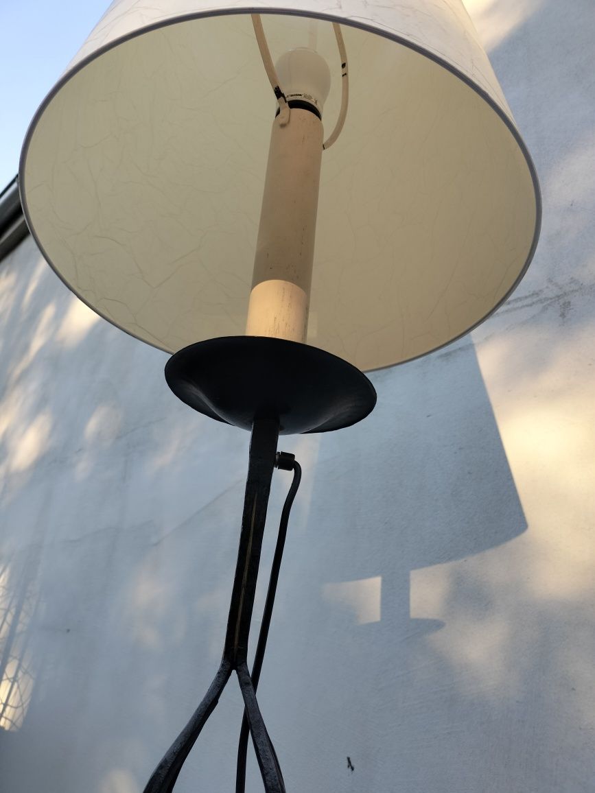 Lampa stojąca na trójnogu