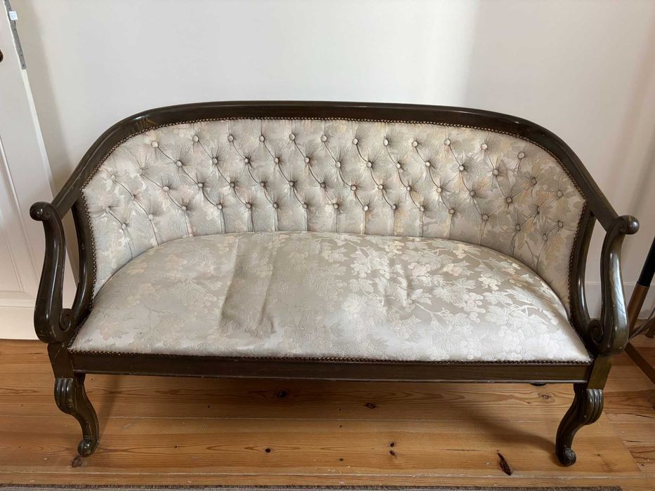 Canapé de 2 lugares, em madeira escura com tecido adamascado