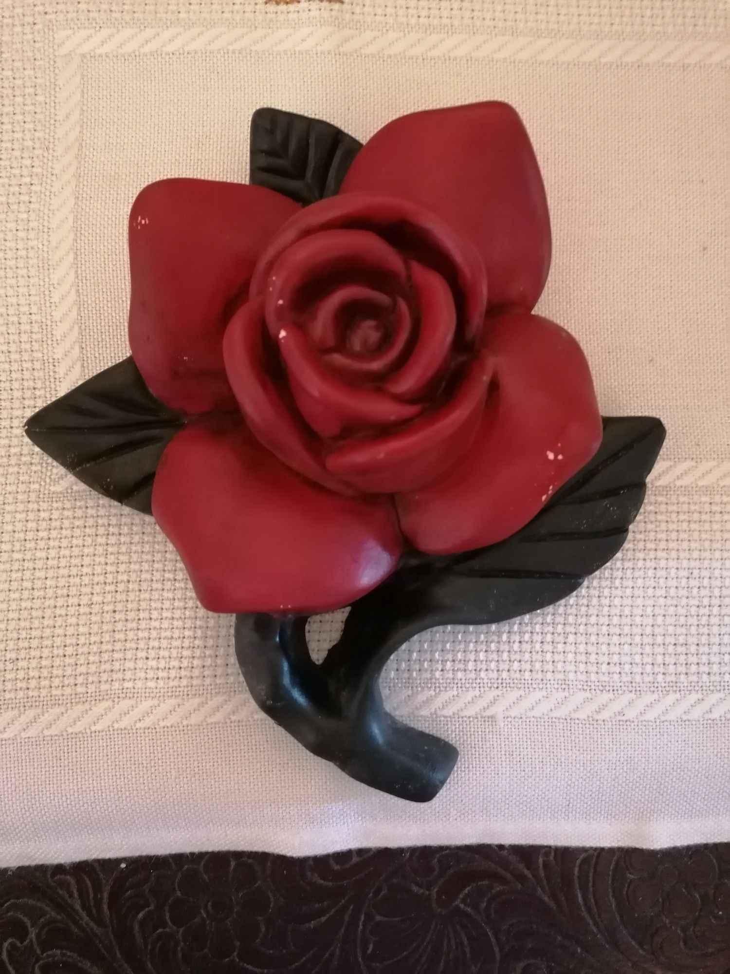 Rosa em cerâmica pintada à mão