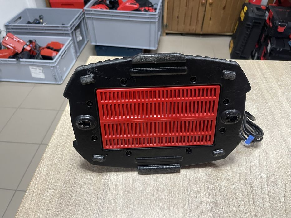 Milwaukee M1418C6 / зарядний пристрій Мілвокі на 6 портів