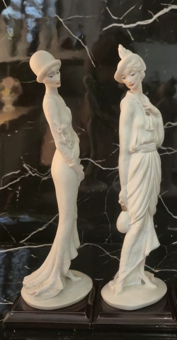 Figurki G. Armani
Florence
Stan bdb

Wysokość ok. 27 cm

Cen