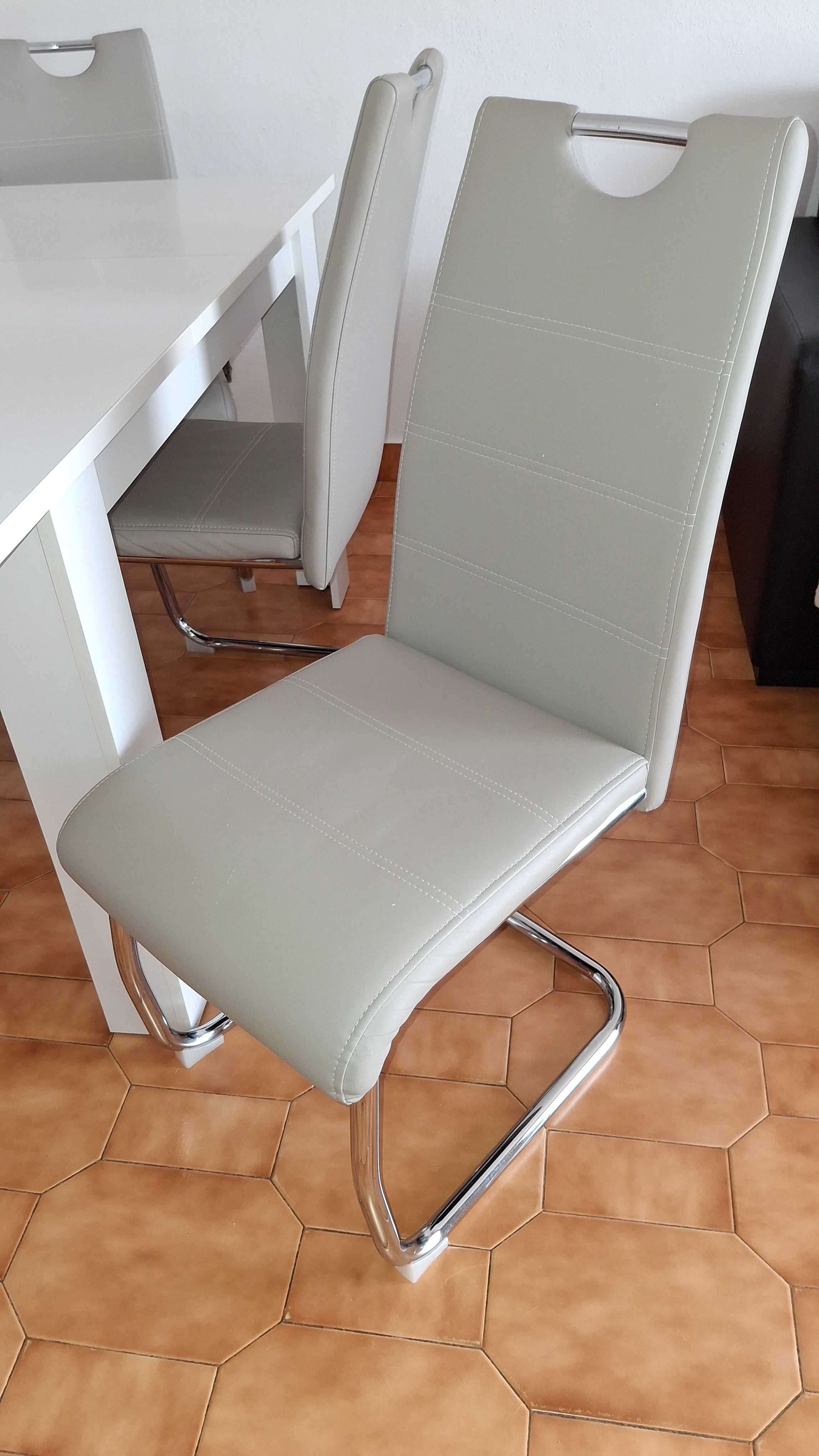 Mesa extensível com 4 cadeiras