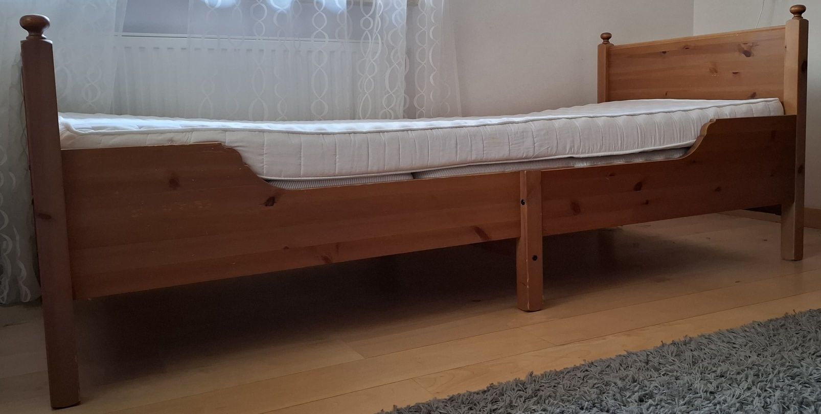 używane drewniane łóżko (IKEA) – "rosnące z dzieckiem" z materacem
