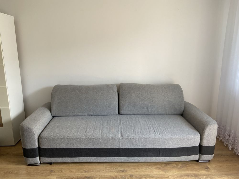 Duza szara sofa, rozkladana, z pojemnikiem na posciel