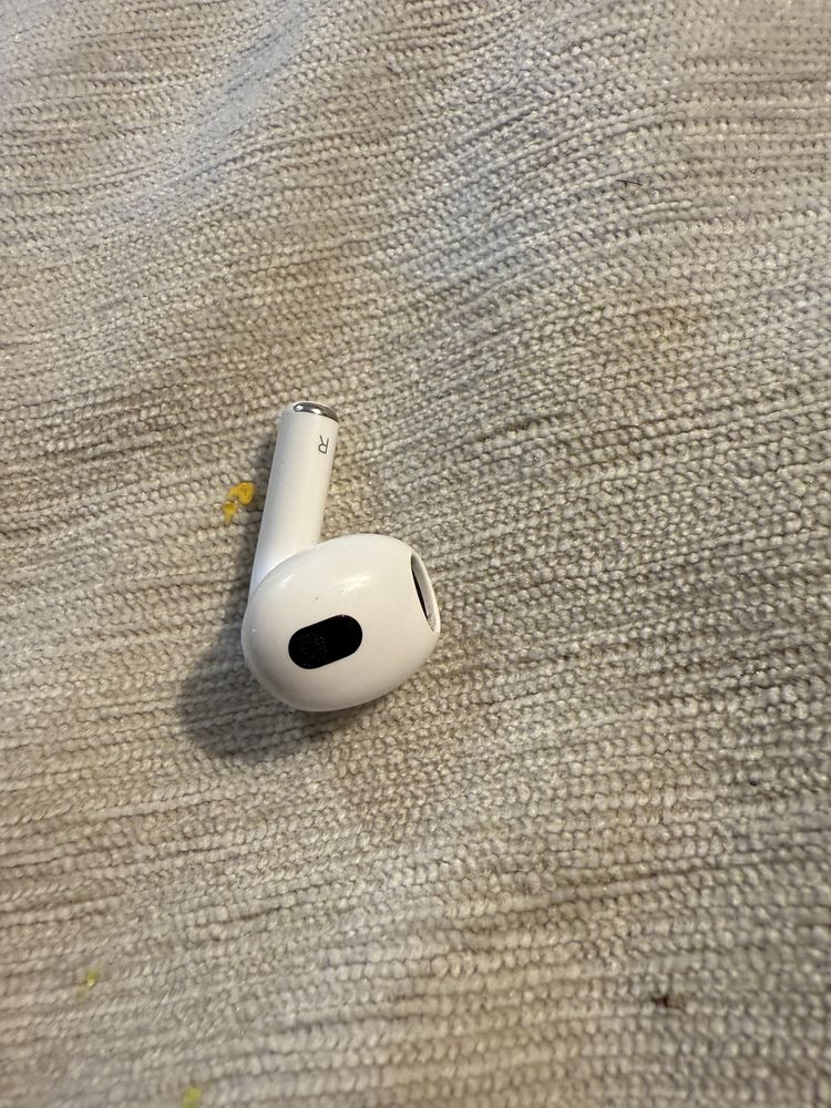Продам один правий навушник airpods 3 a2564