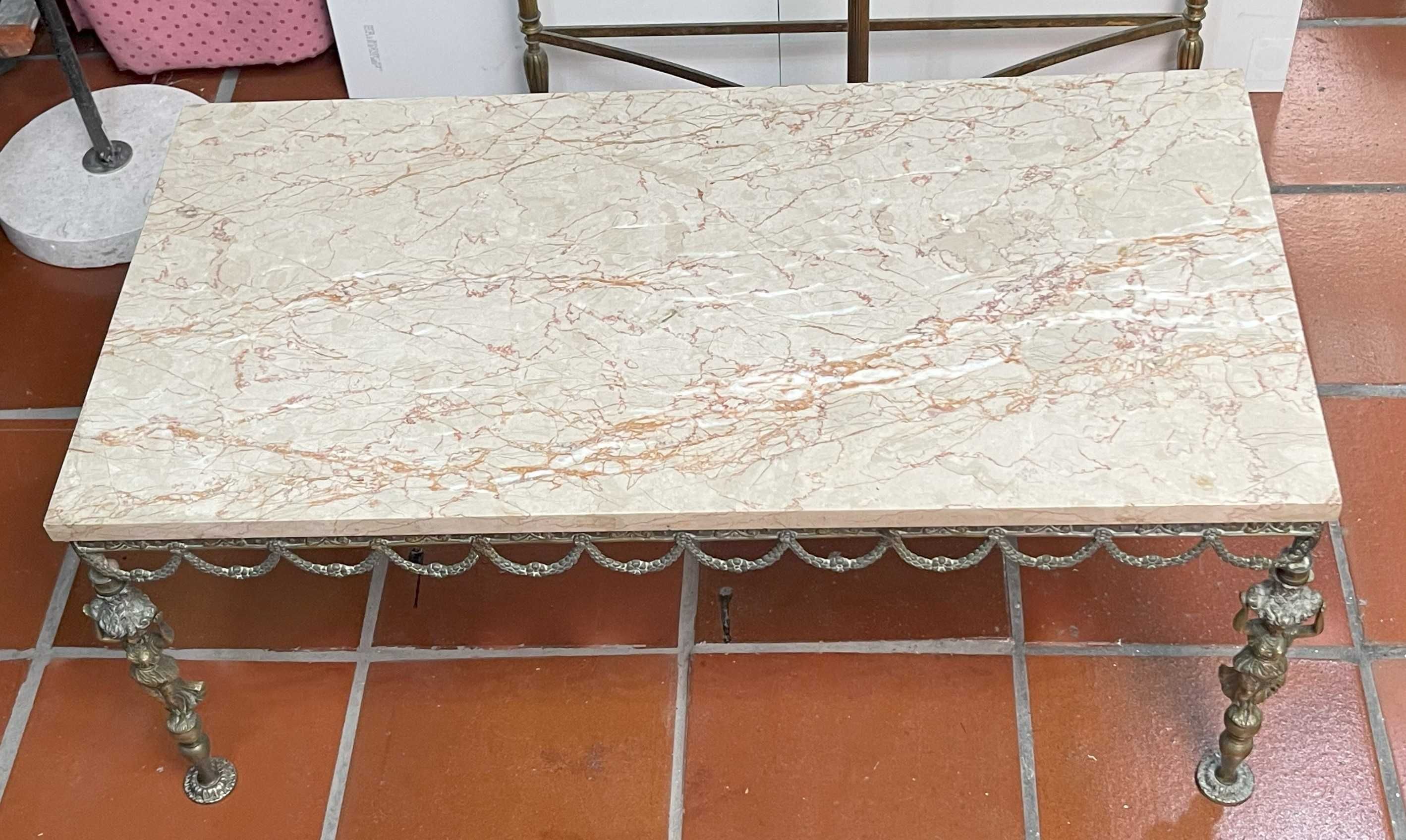 Mesa com armação em latão