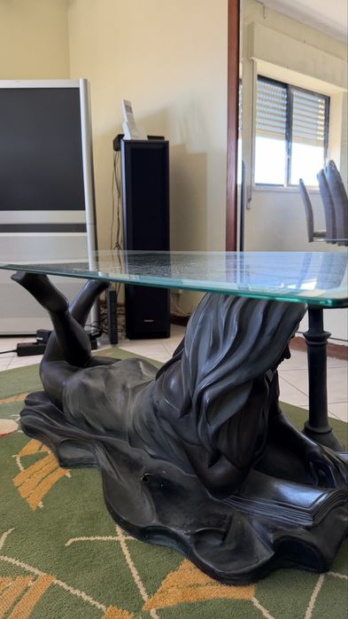 Mesa de vidro, com um pequeno buraco na boneca