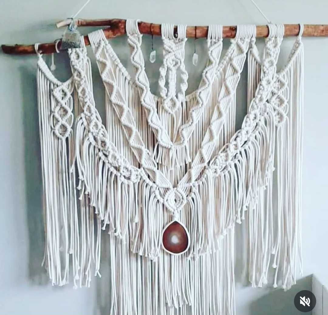 Macramé novo em tom cru com cristais
