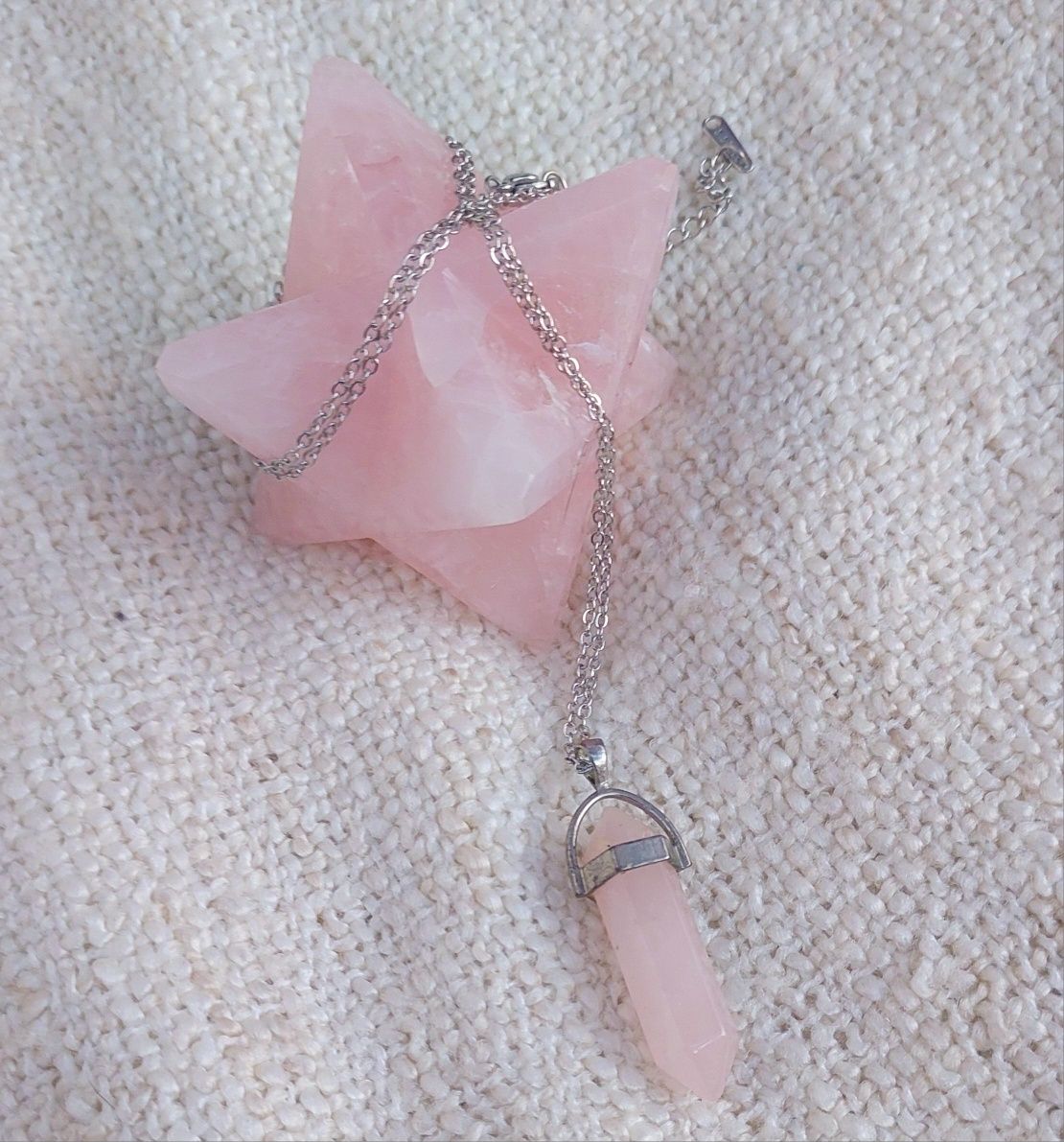 Colar aço inoxidável prateado com pingente de pedra quartzo rosa