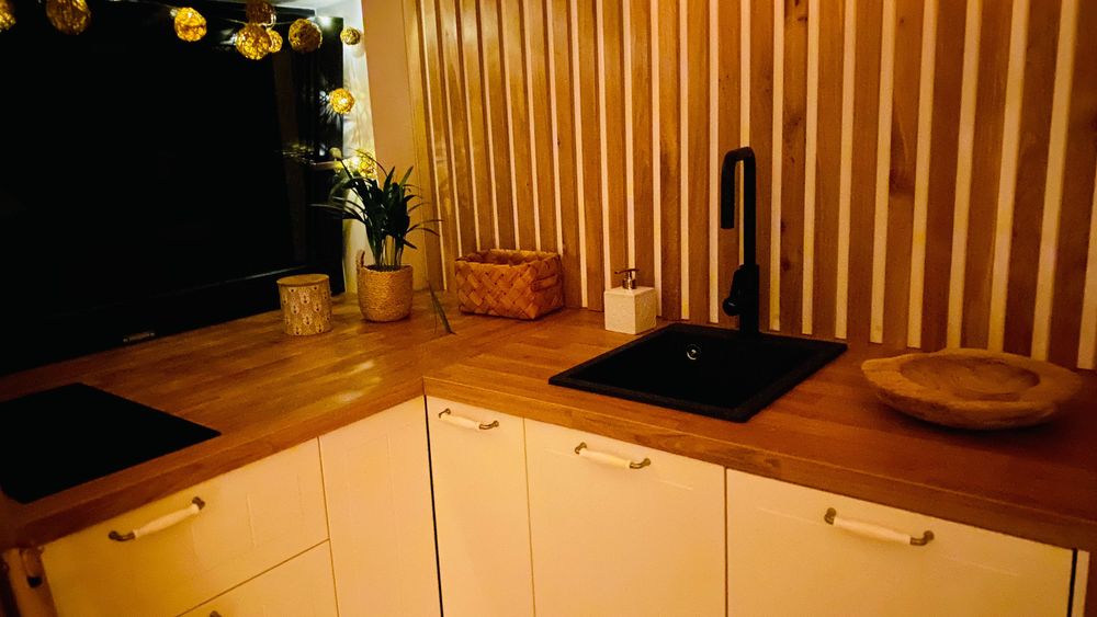 Domek z Banią z widokiem na góry Łomnica. Góry Sowie