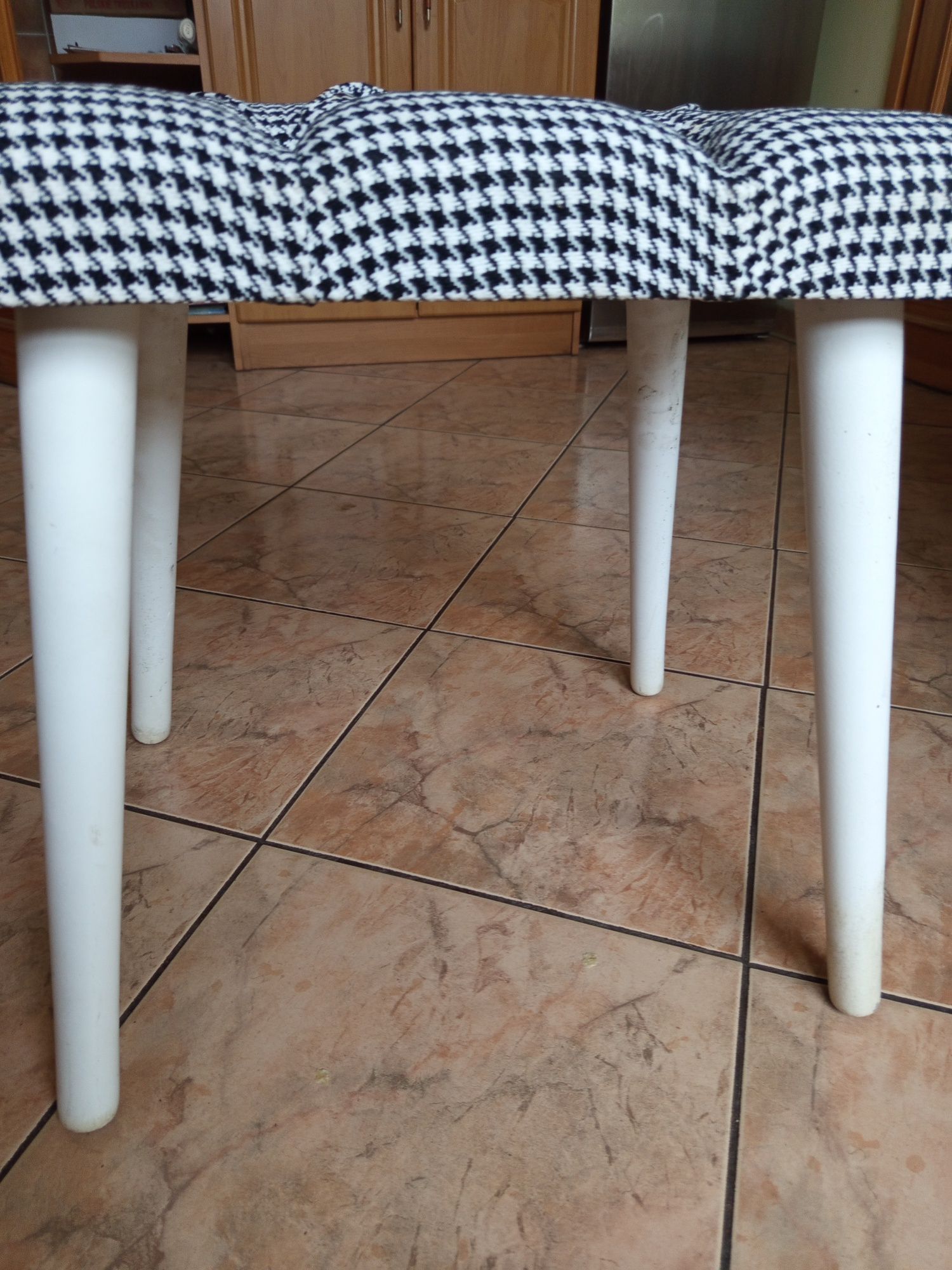 Nowy taboret tapicerowany