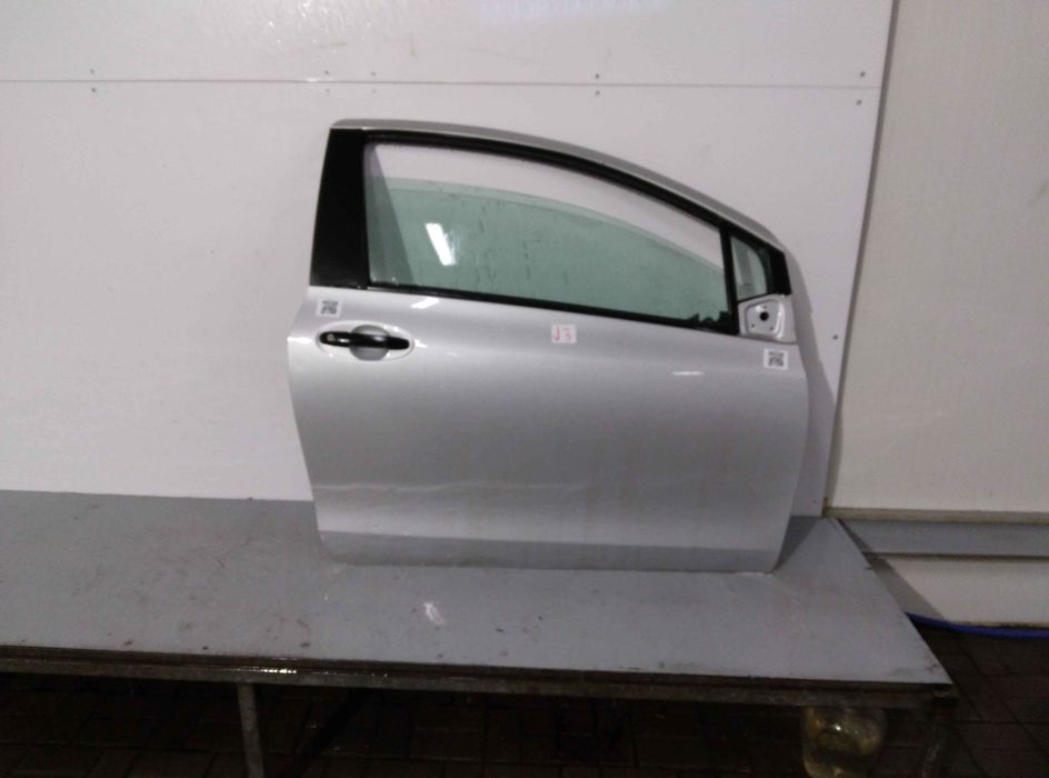 } DRZWI PRZÓD PRZEDNIE PRAWE TOYOTA YARIS 2 II 1F7 SREBRNY 3D 3 DRZWI HB