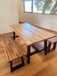Mesa de jantar e bancos