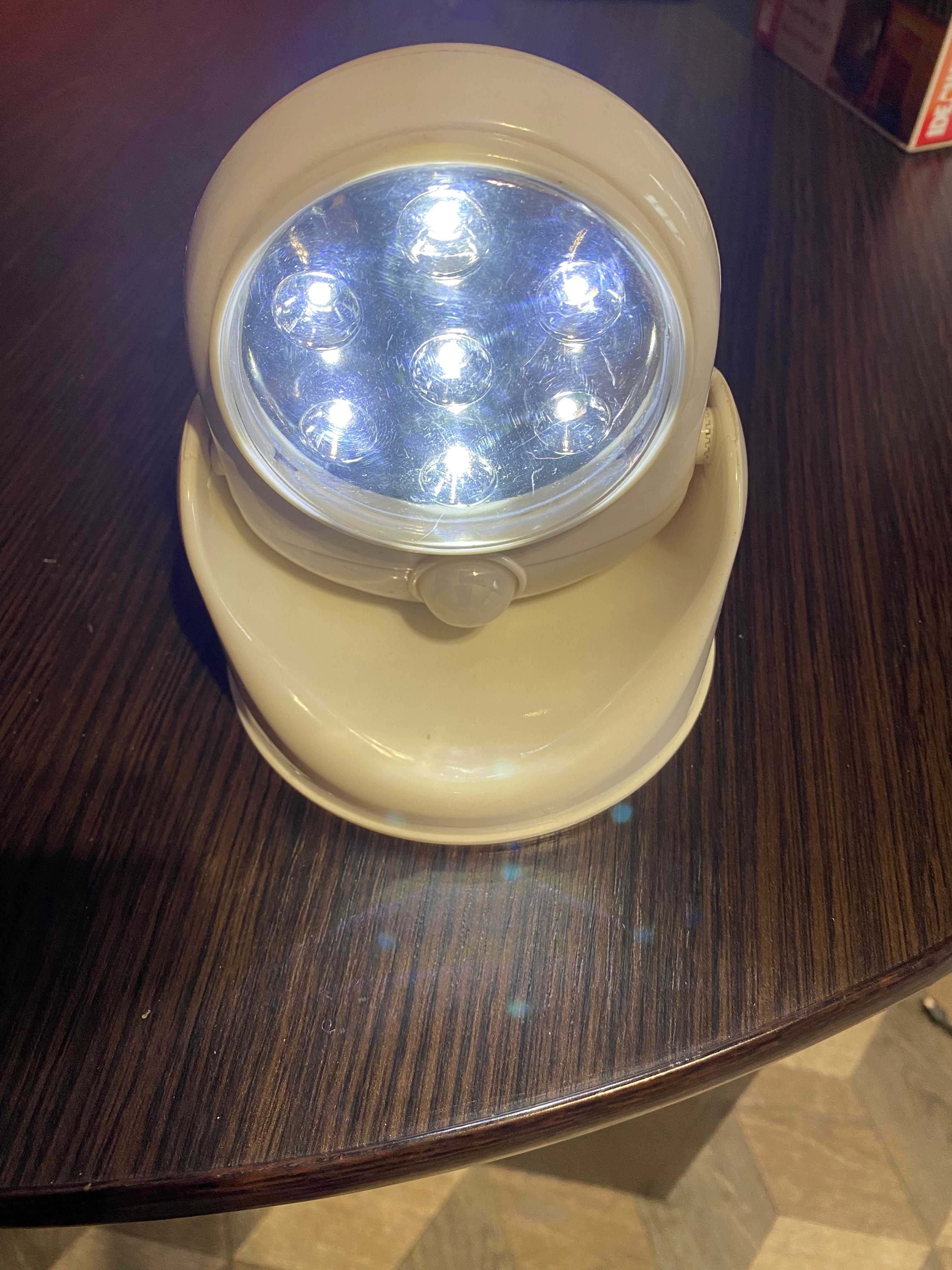 Лампа світодіодна з датчиком руху, аварійне освітлення