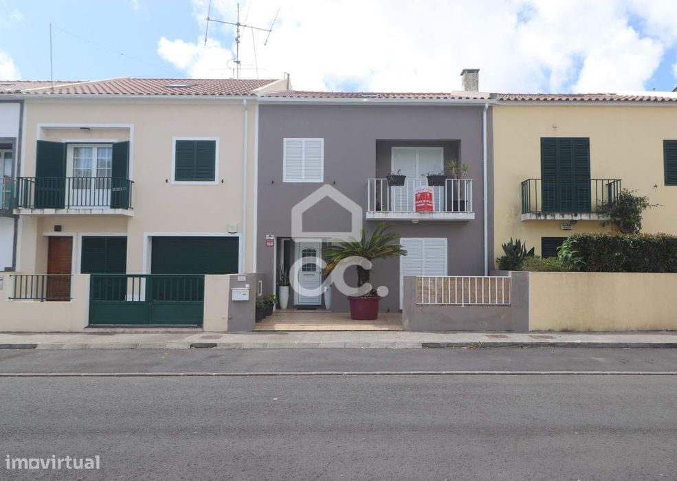 Moradia com 4 Quartos - São Pedro - Ponta Delgada