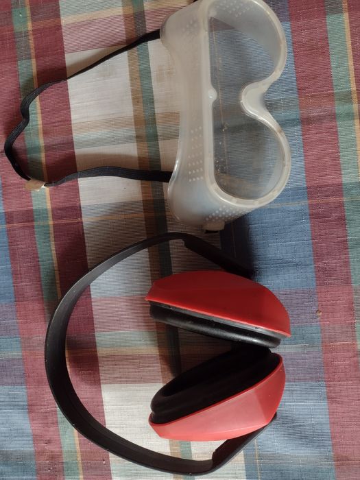 Okulary i słuchawki do koszenia trawy