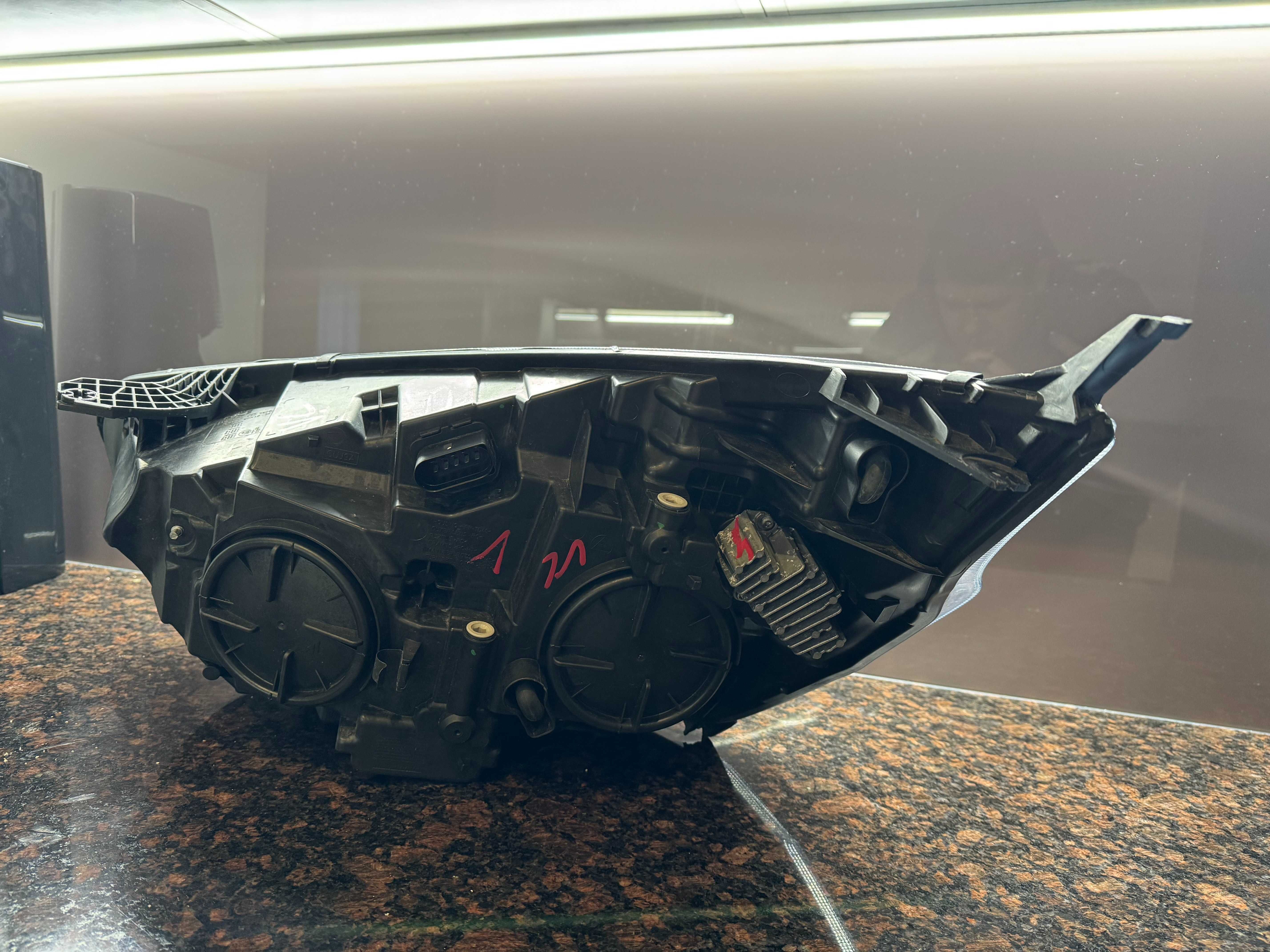 Lampy przednie FORD Custom/Transit po lifcie 2018+ Bi-xenon HiD
