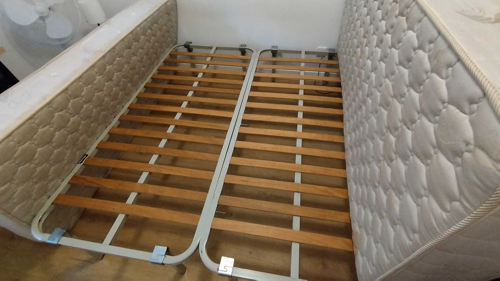 Excelente Cama de Casal c/ 2 colchões- Estrutura de ferro e madeira