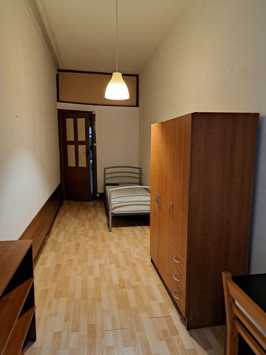 Quarto a estudante universitária feminina (Rua de Cedofeita)