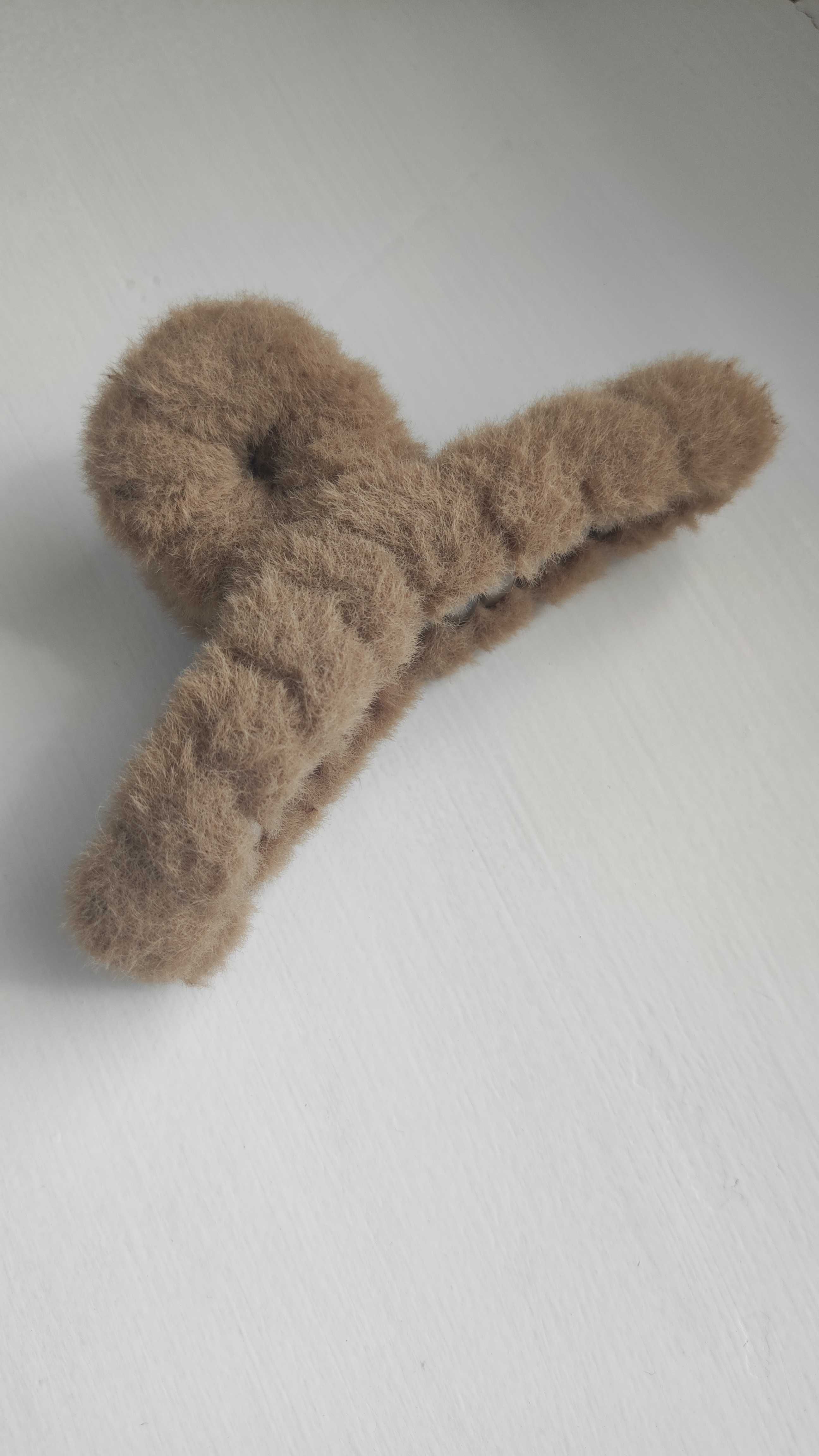 Klamra do włosów futrzana klips spinka koczek fuzzy beżowa karmelowa