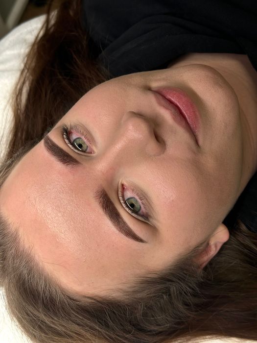 Modelki na brwi permanentne