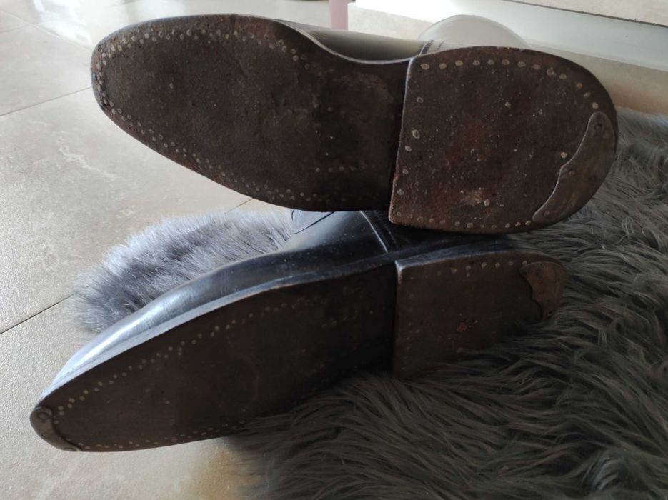 Przedwojenne oficerki z prawidłami do jazdy konnej.