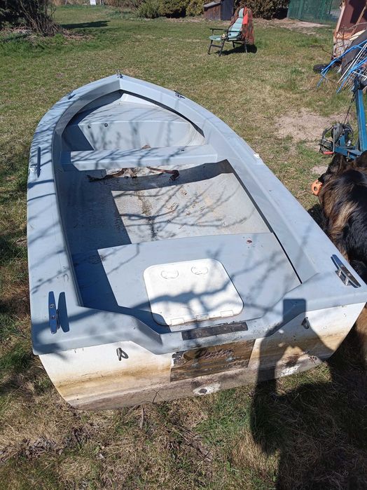 Wygodna łódka wędkarsko turystyczna.