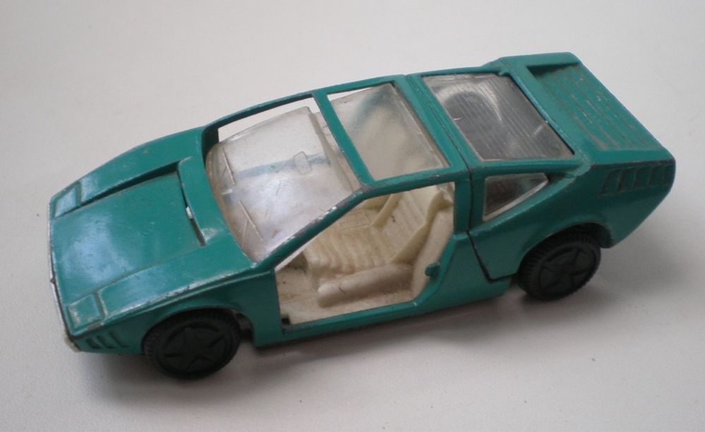 Игрушка машинка -  масштабная модель авто Alfa-Romeo Iguana, 1:43