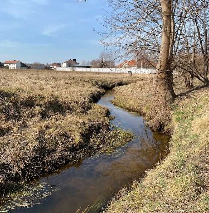 Urokliwa działka 3567 m² nad rzeką Przyrwa z domem i stodołą
