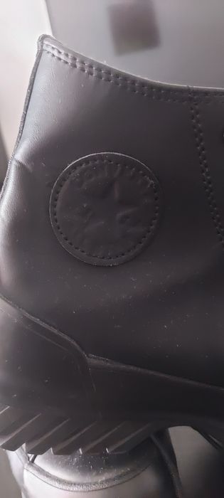 As botas são ALL STAR