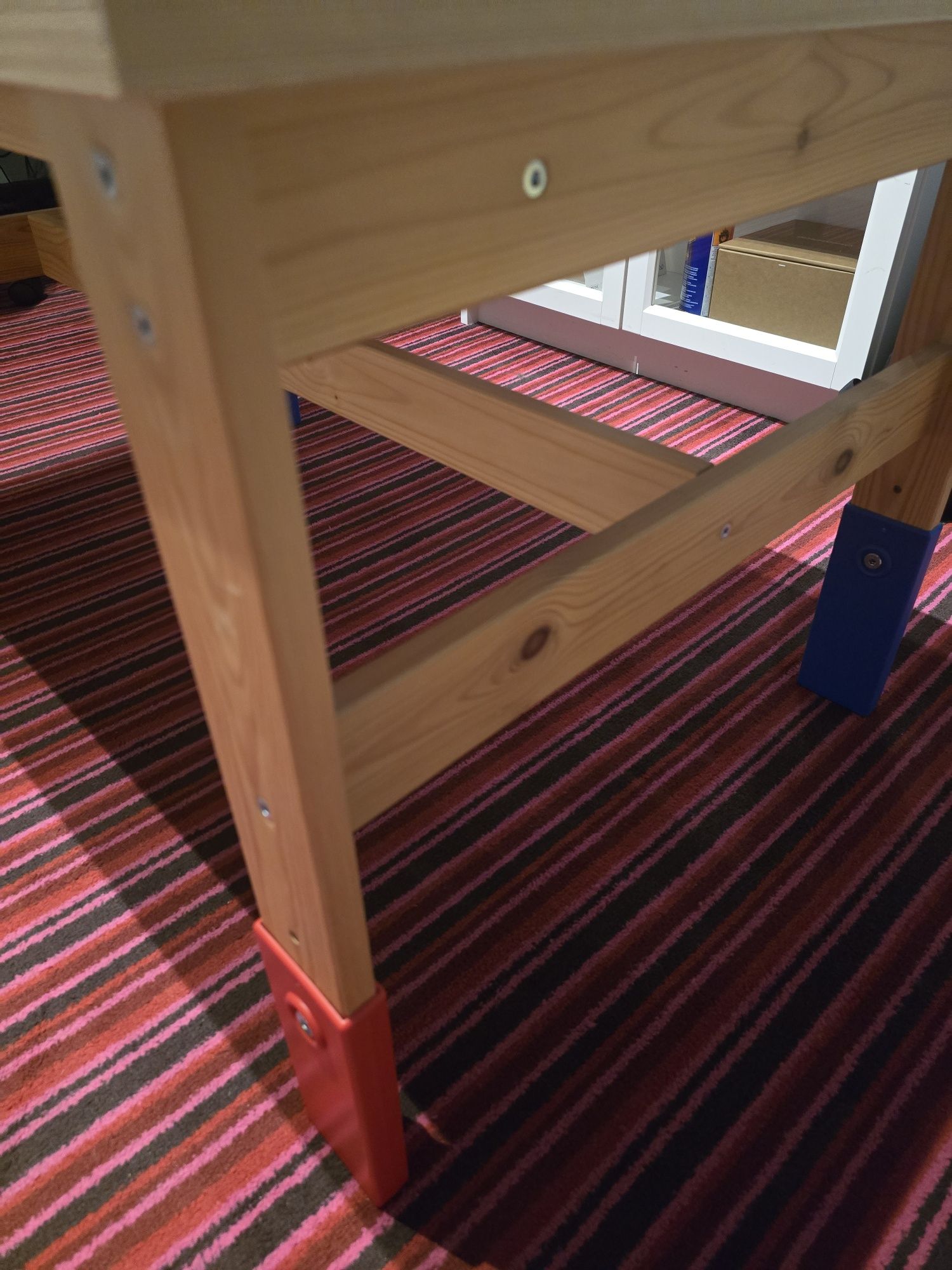 Stolik Ikea Sansad - możliwość regulacji wysokości nóżek