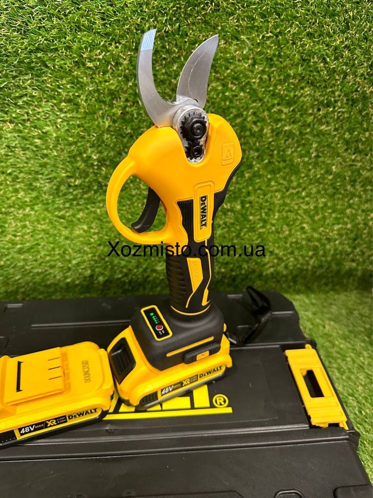 Акумуляторний секатор DeWalt DCMPP550P1 (48V, 6AH) ефективний інструм