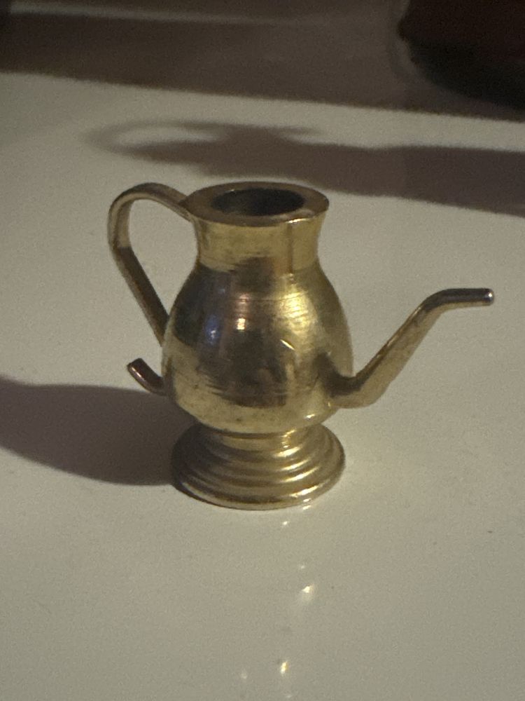 Mosiężny dzbanuszek - figurka