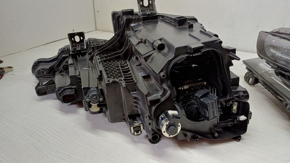 Фара Audi Q8 левая USA