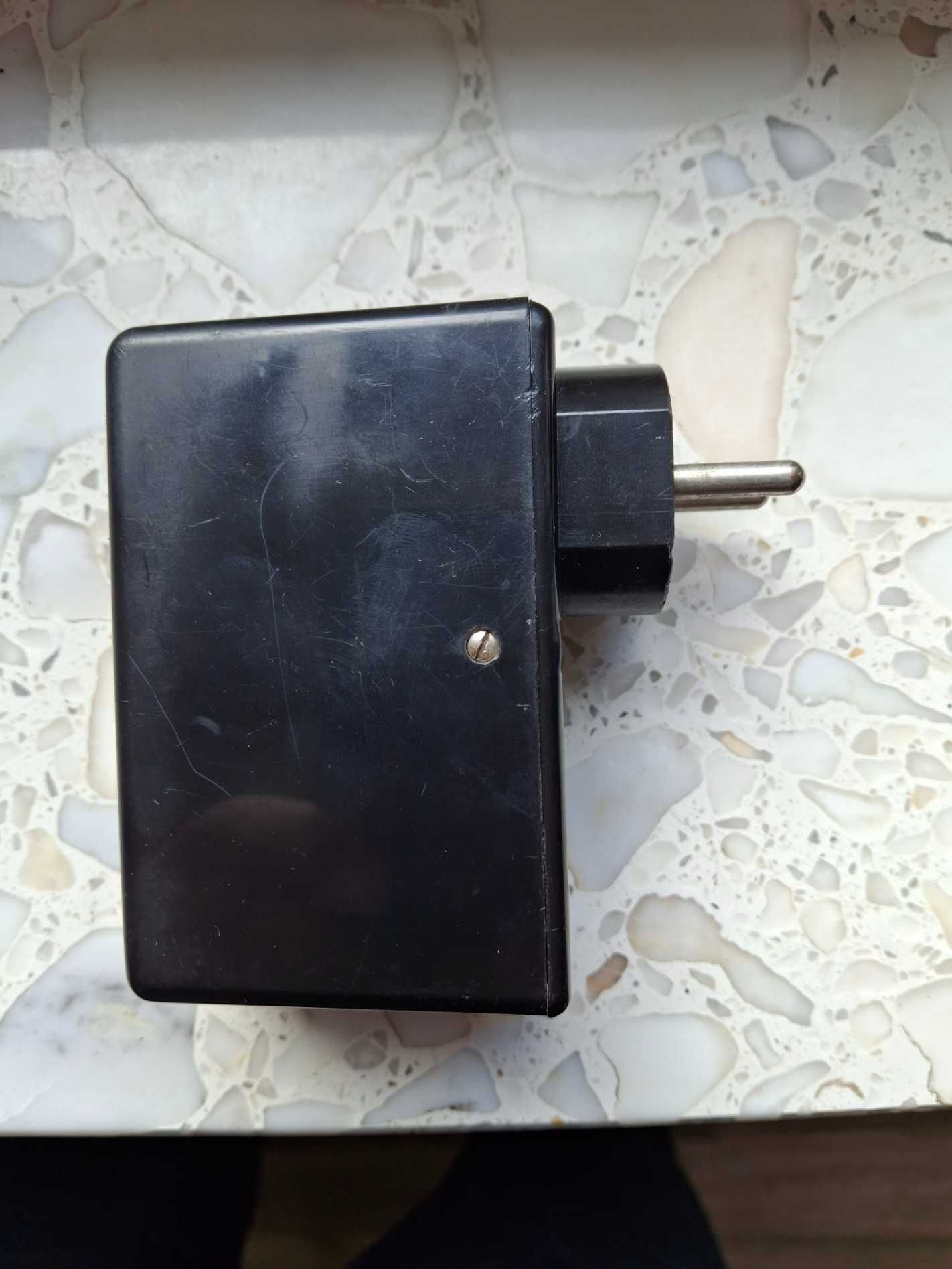 Zasilacz niemiecki typ 015 127/220V / 6,0V 0,7A