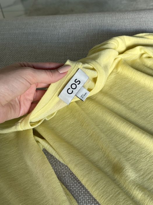 Вовняний лонгслів COS S жовтого кольору