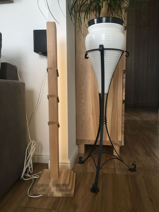 Lampa stojąca drewniana