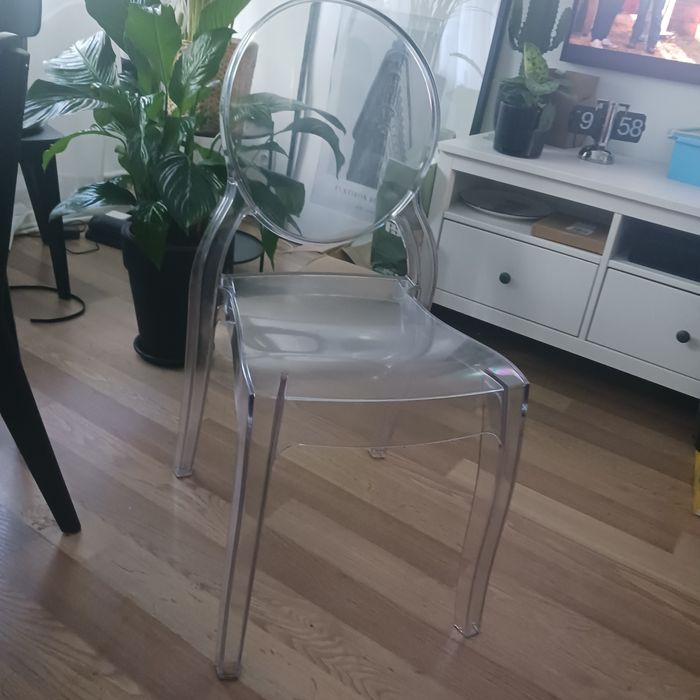 Zestaw 4 sztuk przezroczystych krzesł w stylu Victoria.