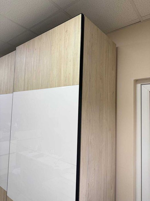 Продається виставкова шафа