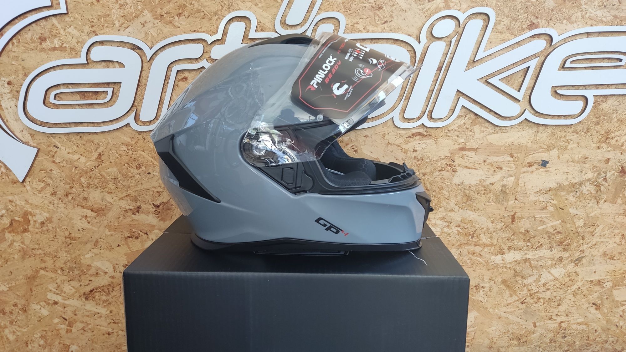 Vários modelos de capacete para mota