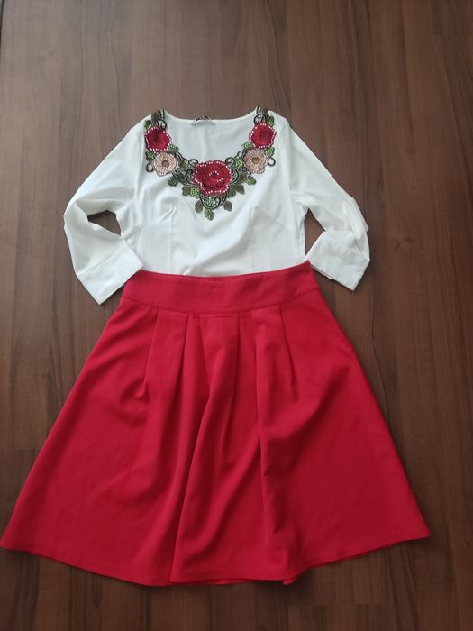 Оригінальна вишиванка і червона юбка