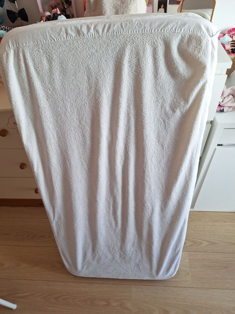 Berço, cómoda colchão e resguardo, para quarto de bebé