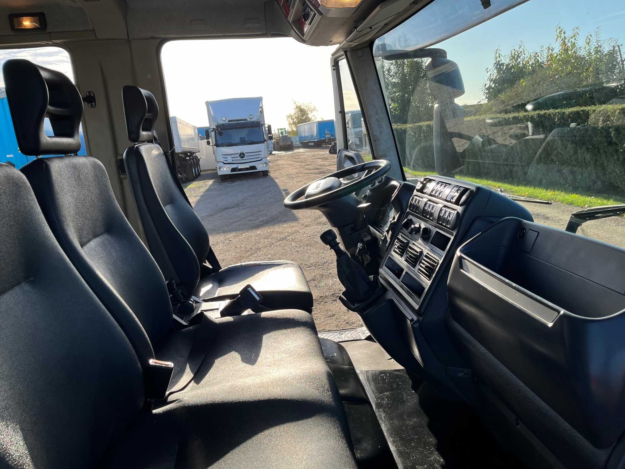 Iveco EUROCARGO brygadówka 7 osób, izoterma z windą