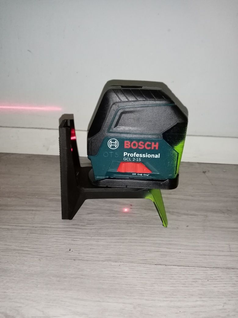 Laser krzyżowy Bosch GCL 2-15 z roku 2021. Czerwona linia