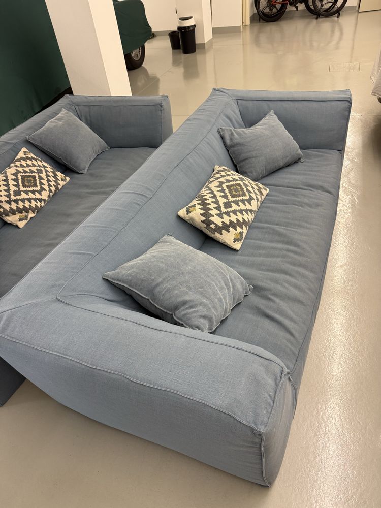 Vendo 2 sofás de 3 lugares com capas e almofadas