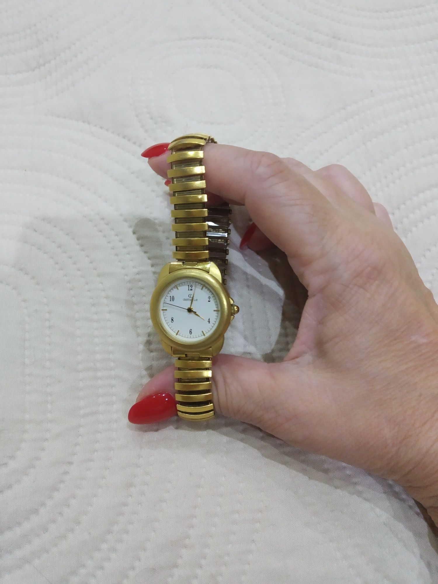 Relógio dourado com bracelete extensível