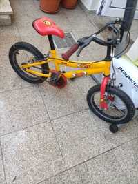 Bicicleta e carros de criança