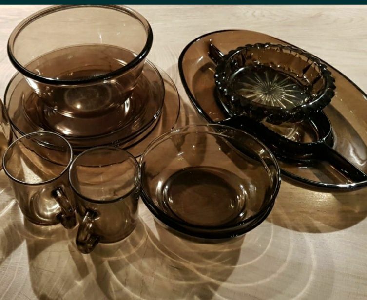 Zestaw przedmiotów z Duralexu