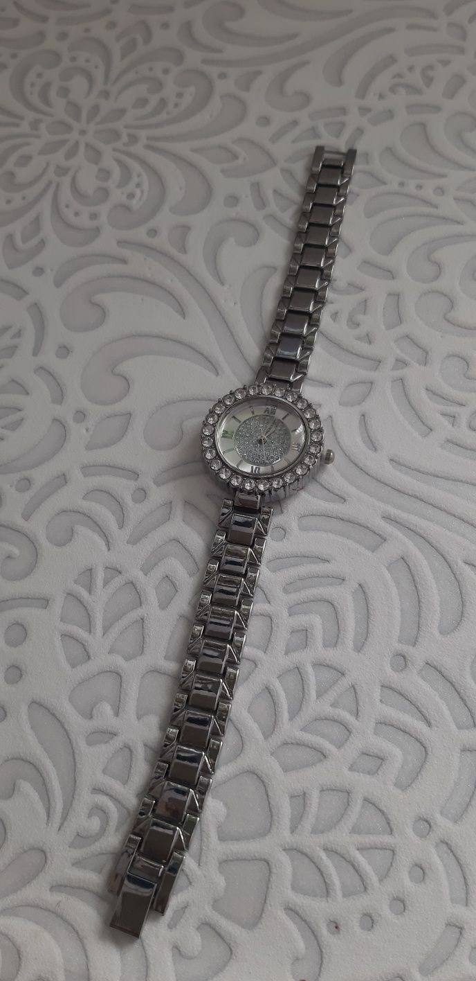 Zegarek srebrny z diamencikami bransoletka